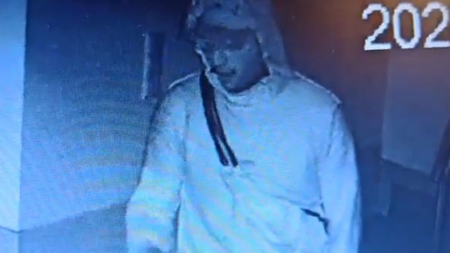 Kołobrzeska policja poszukuje mężczyzny, który ukradł samochód oraz włamał się do mieszkania.