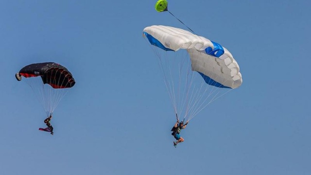 Big Tower Szczecin Artistic BASE Jumping Competition 2020. Pierwsza taka impreza - na najwyższym stałym obiekcie do skoków na świecie - zaczęła się w czwartek i potrwa do soboty.