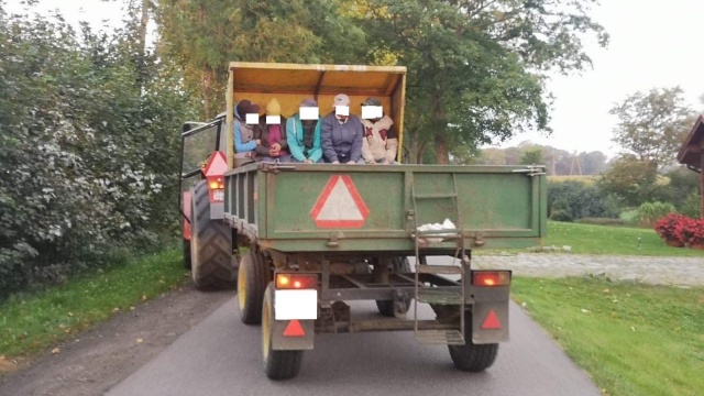 Na przyczepie ciągnika przewoził pięć osób - 67-latek stracił za to prawo jazdy.