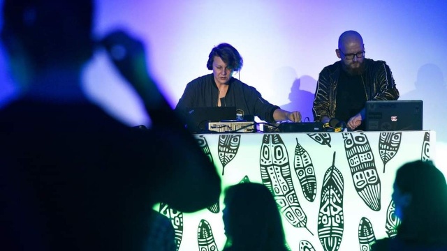 Ponad dwie godziny energetycznej muzyki techno i tańce artystów z publicznością, to tylko niektóre fakty związane z czwartkowym wydarzeniem Filharmonii im. Mieczysława Karłowicza w Szczecinie. Trwa 3. Music.Design.Form Festival.