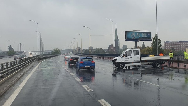 Mocno popadało, a jezdnie są mokre i bardzo śliskie. Kilku kierowców przekonało się już, że zbyt szybka jazda w takich warunkach nie popłaca.