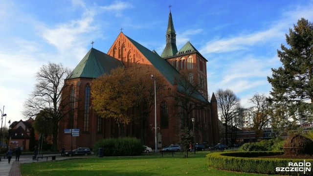 Kołobrzeski sanepid wzywa uczestników mszy w miejscowej katedrze.