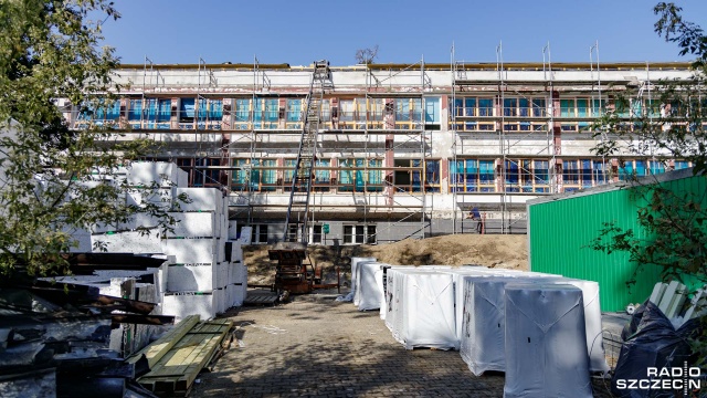 Trwa remont Szkoły Podstawowej nr 1 w Międzyzdrojach. Prace były opóźnione przez epidemię koronawirusa, dlatego teraz muszą być godzone z normalnie odbywającymi się lekcjami.