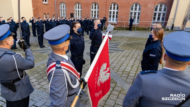 Służyć krajowi i jego obywatelom - to w poniedziałek ślubowało ponad stu nowo przyjętych policjantów.