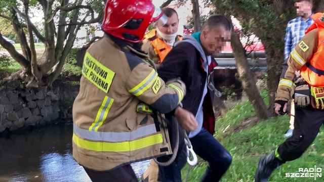 Zdarzenie na wysokości ulicy Młyńskiej zauważyli klienci jednego z sąsiednich sklepów, którzy wezwali pomoc. Stromy brzeg i mury oporowe sprawiły bowiem, że mężczyzna nie mógł wydostać się z wody.