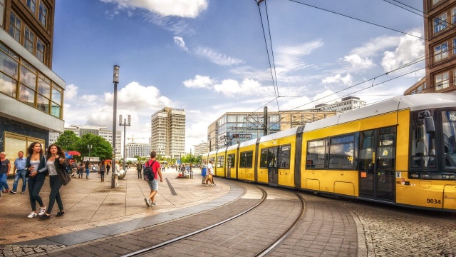 Berlińska komunikacja miejska obsługiwana przez miejskie przedsiębiorstwo strajkuje. Przynajmniej do południa nie jeżdżą autobusy, tramwaje i metro. Miejskie przedsiębiorstwa, w całych Niemczech, negocjują lepsze warunki płacowe.
