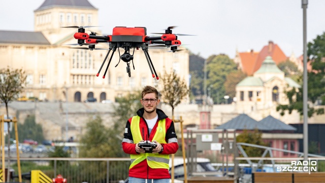 Jest szybszy i wytrzymalszy od człowieka, a do tego w pełni podporządkowany swojemu operatorowi - to specjalny dron ratowniczy, który w tym sezonie trafił do zachodniopomorskich WOPR-owców.