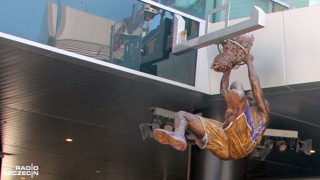 W środę w nocy rozpoczyna się finał NBA. O mistrzowskie pierścienie zagrają ekipy Miami Heat i faworyci Los Angeles Lakers.