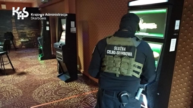 Funkcjonariusze Zachodniopomorskiego Urzędu Celno-Skarbowego skontrolowali lokal w Gryficach, w którym znajdowały się nielegalne automaty do gry.