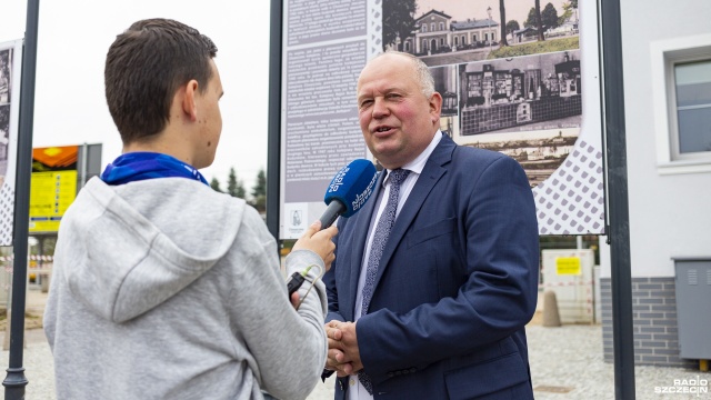 Jego historia sięga ponad 170 lat, a przewinęły się przez niego tysiące ludzi. To dworzec w Choszcznie, który w czwartek został ponownie otwarty po remoncie.