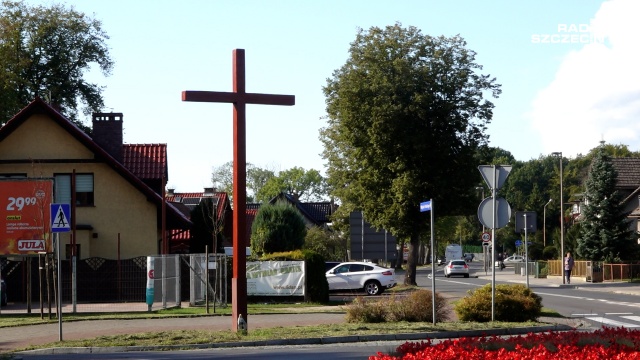 Mieszkanka Goleniowa odbudowała krzyż w swoim mieście - przy rondzie Schroedera.