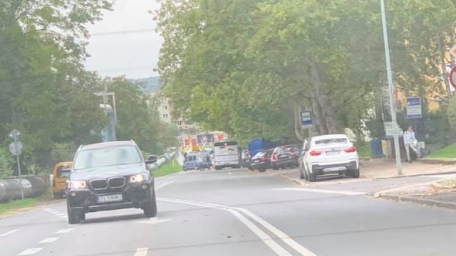 Na ulicy Witkiewicza przy skrzyżowaniu z Reduty Ordona w Szczecinie z samochodem osobowym zderzył się motocyklista.
