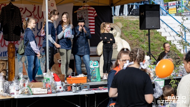 Wielki festyn dla chorego na raka nauczyciela wychowania fizycznego odbył się w niedzielę w Chojnie. Były licytacje, mecze, pokazy starych pojazdów, ale najważniejszy był cel - pomoc dla Grzegorza Jędrzejczaka.