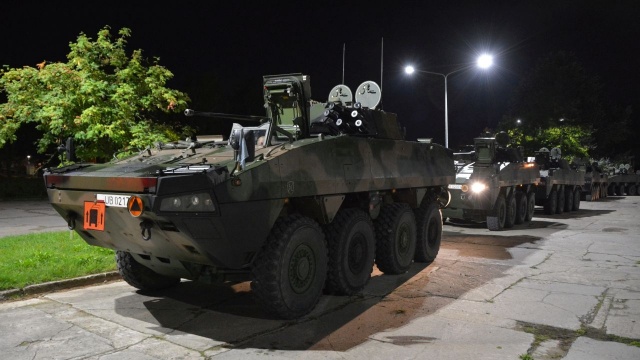 Kolumny wojskowe w drodze do Ustki. Żołnierze 12 Brygady Zmechanizowanej ze Szczecina wezmą tam udział w ćwiczeniu poligonowym. To oznacza utrudnienia dla kierowców.