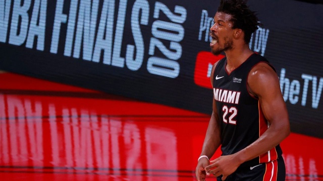 Do dużej niespodzianki doszło w trzecim meczu finału ligi NBA. Osłabiony zespół Miami Heat pokonał ekipę Los Angeles Lakers 115:104. W serii do 4 wygranych Jeziorowcy prowadzą 2:1.