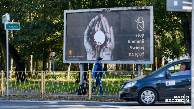 Konferencja Episkopatu Polski odnosi się do bilbordów, które pojawiły się m.in. w Szczecinie. STOP Komunii Świętej na rękę - taka jest treść plakatów. Episkopat tłumaczy, że Komunia na rękę nie jest profanacją.