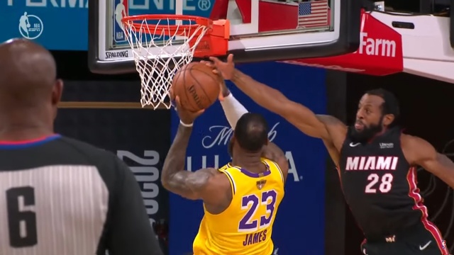 W finale NBA po bardzo wyrównanym meczu koszykarze Los Angeles Lakers pokonali ostatecznie Miami Heat 102:96. W serii do 4. wygranych ekipa z Kalifornii objęła prowadzenie 3:1.