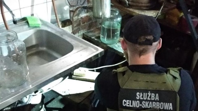 Dziuplę z nielegalnym tytoniem i alkoholem rozbili funkcjonariusze Zachodniopomorskiego Urzędu Celno-Skarbowego.