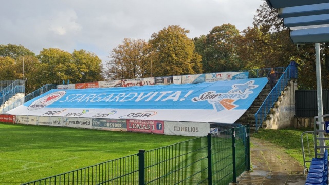 To oprawa meczowa, a jednocześnie promocja miasta. Nowa, duża flaga pojawiła się na trybunach stadionu Błękitnych Stargard.