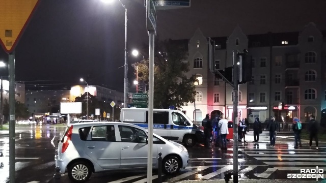 Do zderzenia trzech samochodów osobowych doszło ok. godziny 22 na placu Kościuszki w Szczecinie.