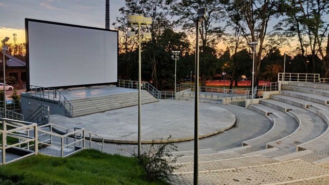 Zamontowano tam nowe trybuny i schody, a na scenie pojawił się specjalny drewniany ekran, na którym będą wyświetlane filmy i transmisje sportowe.