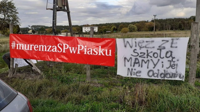 Spór o szkołę w Piasku, w gminie Cedynia eskaluje. W piątek rodzice wywiesili we wsi banery, w których komunikują jasno: Szkoły nie oddamy, prędzej burmistrza odwołamy.