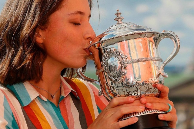 Iga Świątek jest 17. w najnowszym, opublikowanym w poniedziałek rankingu tenisistek. Mistrzyni zakończonego w niedzielę French Open awansowała w tym zestawieniu o 37 lokat.