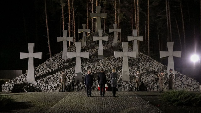 Prezydent Andrzej Duda powiedział, że prawda o zbrodni katyńskiej stanowi dziś jeden z najsilniejszych fundamentów Polski wolnej, prawdziwie suwerennej i niepodległej. Para prezydencka była z wizytą na Ukrainie na Polskim Cmentarzu Wojennym w Kijowie-Bykowni.
