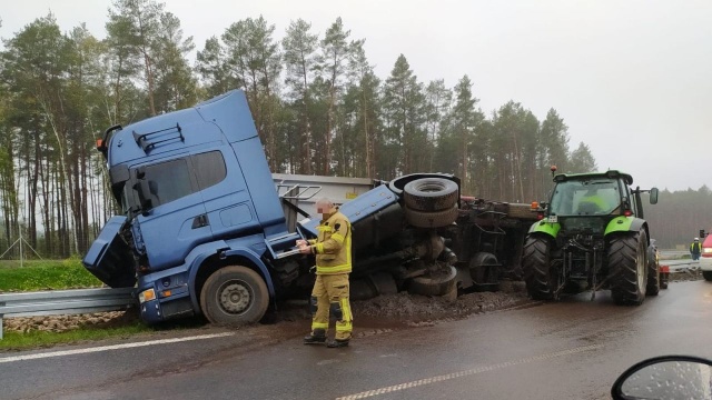Uwaga kierowcy - na drodze S3 przewróciła się ciężarówka przewożąca buraki. Do zdarzenia doszło w Babigoszczy. Zablokowany jest jeden pas ruchu. Na szczęście nikomu nic się nie stało.