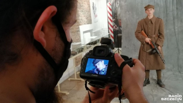 Poczet Odtwórców Polskich to projekt edukacyjno-historyczny mający - dzięki fotografiom - przybliżać dzieje naszego kraju.