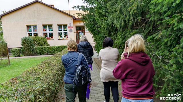 Spór o wiejską szkołę w Piasku w gminie Cedynia się nie skończył. Rodziców protestujących przeciwko restrukturyzacji placówki wsparli nauczyciele, ale też leśnicy.