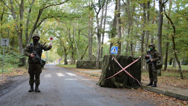 Powołani rezerwiści buntują się przeciwko służbie i protestują pod bramą koszar. Wszystko dlatego, że obawiają się groźnego wirusa.