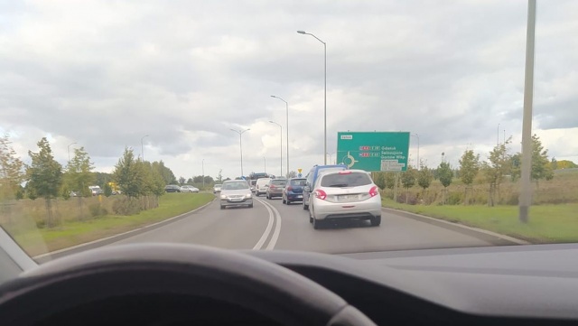 Uwaga kierowcy i pasażerowie komunikacji miejskiej. Są poważne kłopoty z przejazdem między Dąbiem a Załomiem.