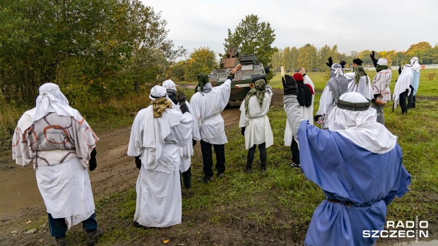 Symulują protesty ludności, napady na patrole oraz rozmawiają z bardziej doświadczonymi kolegami. Żołnierze 12 Dywizji Zmechanizowanej na ostatniej prostej przed wylotem na misję do Libanu.