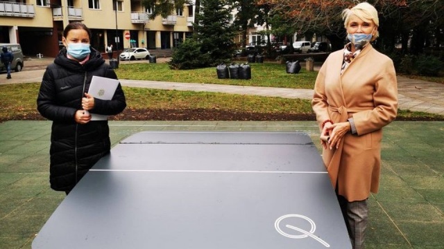 Pozwala grać w odmianę piłki nożnej, tenisa stołowego, piłki ręcznej czy siatkówki. Właśnie stanął w Kołobrzegu. To teqball - stół do stosunkowo nowej dyscypliny sportowej.