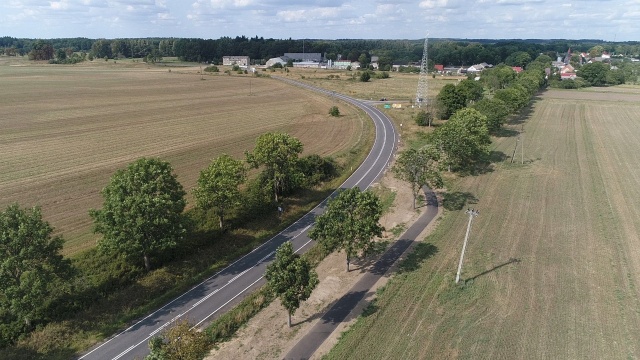 Zakończyła się budowa niemal 6 kilometrowej drogi rowerowej na granicy powiatów łobeskiego i stargardzkiego, między Storkowem a Ginawą.