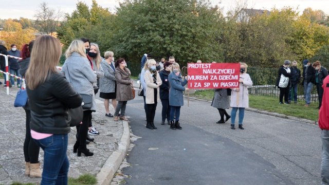 Cedyńscy radni przegłosowali uchwałę w sprawie restrukturyzacji szkoły w Piasku. Uchwała oznacza, że od przyszłego roku szkolnego w Piasku zostaną tylko klasy 0-3, a placówkę przejmie Zachodniopomorski Uniwersytet Ludowy. Starsze dzieci będą dojeżdżać na koszt gminy do szkoły w Cedyni.