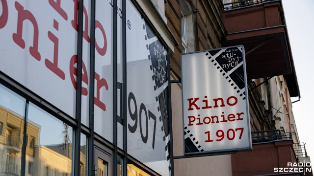 Najstarsze kino świata, czyli szczeciński Pionier - zdaniem gościa piątkowej Rozmowy pod Krawatem, krytyka filmowego Tomasza Raczka - wcale nie musi upaść. Pomoc widzów to jedno, ale najważniejsze są zupełnie inne rzeczy.