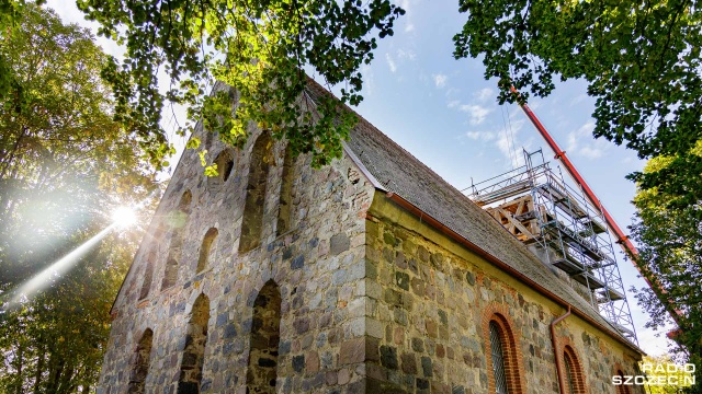 To historyczna chwila - mówią mieszkańcy Mirowa w powiecie gryfińskim o remoncie kościelnej wieży.