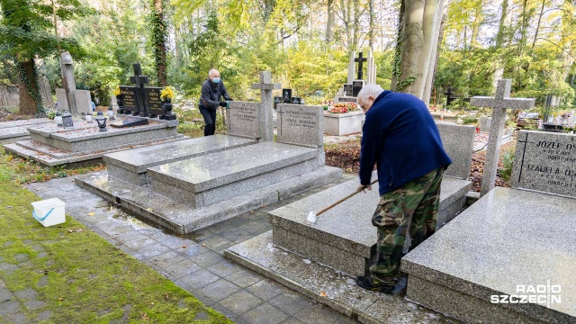 Choć do 1 listopada jeszcze tydzień, na cmentarzach już teraz nie brakuje osób z grabiami, miotłami i konewkami.