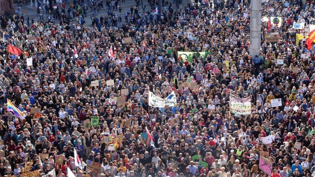 Około 200 osób protestowało w centrum Oslo przeciwko obostrzeniom związanym z pandemią koronawirusa. Demonstranci żądali natychmiastowego zniesienia restrykcji.