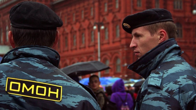 Białoruski OMON rozproszył uczestników kolejnej opozycyjnej demonstracji. W poniedziałek wieczorem w centrum Mińska zbierali się ludzie aby poprzeć strajki w zakładach pracy. Doszło do licznych zatrzymań.