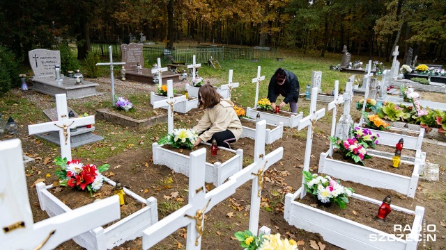 Mieszkańcy wsi Karkowo, pod Chociwlem, zakasali rękawy i sami odnowili zapomniane dziecięce groby na miejscowym cmentarzu.