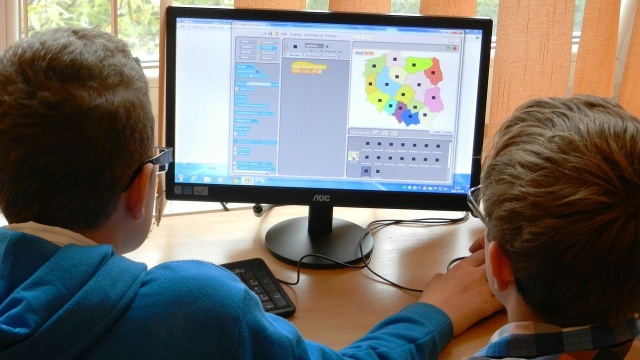 Część uczniów nie jest w stanie brać aktywnego udział w zajęciach online - mówili goście audycji Radio Szczecin na Wieczór. To o nauczaniu zdalnym, które od poniedziałku funkcjonuje w całym kraju.