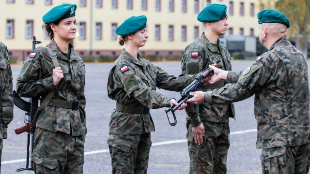 Żołnierze rozpoczynający służbę przygotowawczą otrzymali broń. To ważne wydarzenie dla młodych ludzi, którzy stawiają pierwsze korki w wojsku.