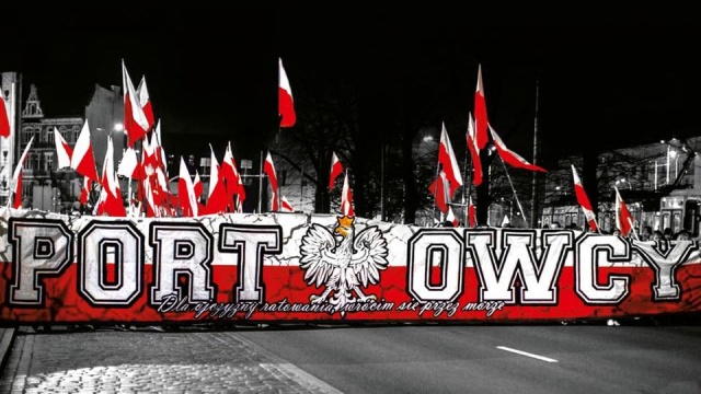 Z niepokojem przyglądamy się obecnej sytuacji w Polsce, w której to próbuje się nas, kibiców, wciągnąć w stronę konfliktu, wykorzystując przy tym nasz wizerunek - napisała część kibiców Pogoni zjednoczona pod hasłem Patriotyczna Pogoń Szczecin nawiązując do wydarzeń ostatnich dni, protestów Strajku Kobiet i odpowiadając na medialne doniesienia o zaangażowaniu się grup kibicowskich w te wydarzenia.