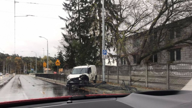 Na mokrych od deszczu i pokrytych opadającymi liśćmi jezdniach zrobiło się ślisko. Przekonał się o tym kierujący Fiatem Doblo.
