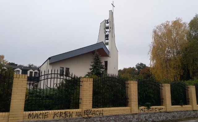 Aborcja bez granic, Macie krew na rękach - takie napisy pojawiły się na murze okalającym kościół pod wezwaniem Nawiedzenia Najświętszej Marii Panny w Dąbiu.