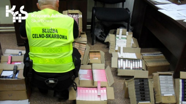 Prawie 2 tys. podrobionych perfum zabezpieczyli funkcjonariusze Zachodniopomorskiej Krajowej Agencji Skarbowej. Wartość rynkowa towaru: ponad ćwierć miliona złotych.