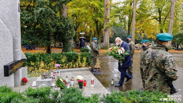 Żołnierze 12. Brygady Zmechanizowanej odwiedzili Cmentarz Centralny, żeby zapalić znicze na grobach kolegów.